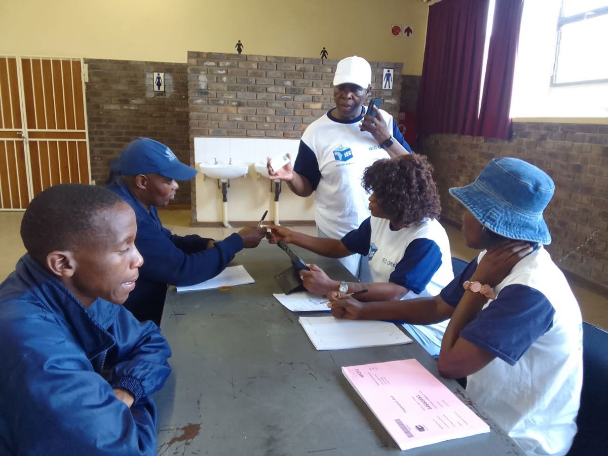 Parties criss-cross Mpumalanga to woo voters as protests delay opening of 7 registration stations - Vimarsana News