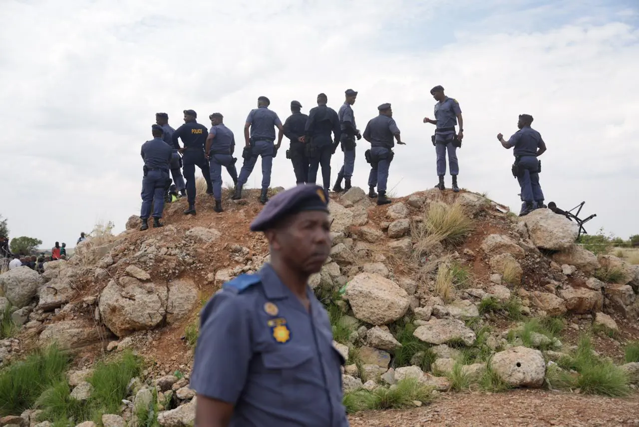 Police in Stilfontein awaiting illegal miners to resurface underground, 15 November 2024. Picture: Jacques Nelles/Eyewitness News Police in Stilfontein awaiting illegal miners to resurface underground, 15 November 2024. Picture: Jacques Nelles/Eyewitness News
